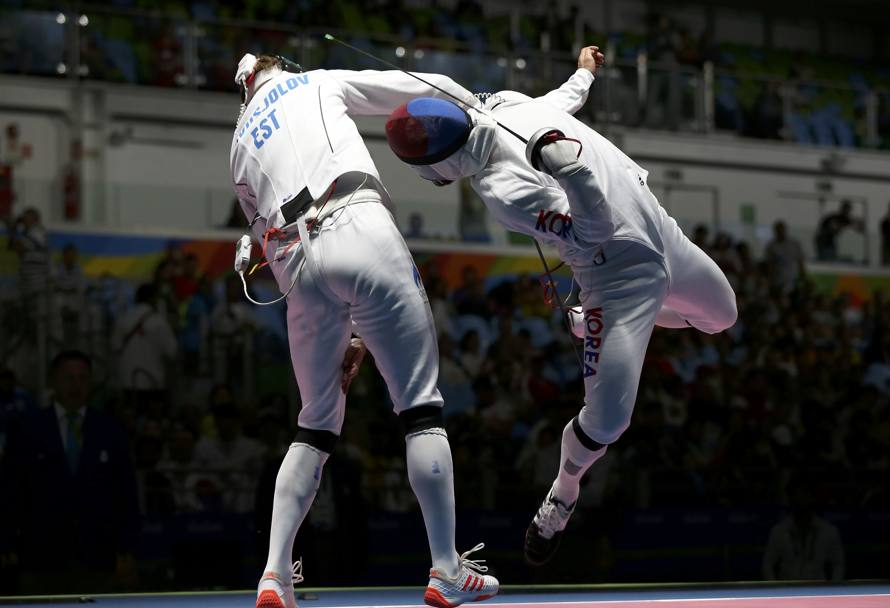 Un acrobatico gesto durante la sfida fra l’estone Nikolai Novosjolov e il coreano Park Kyoung-Doo (Reuters)